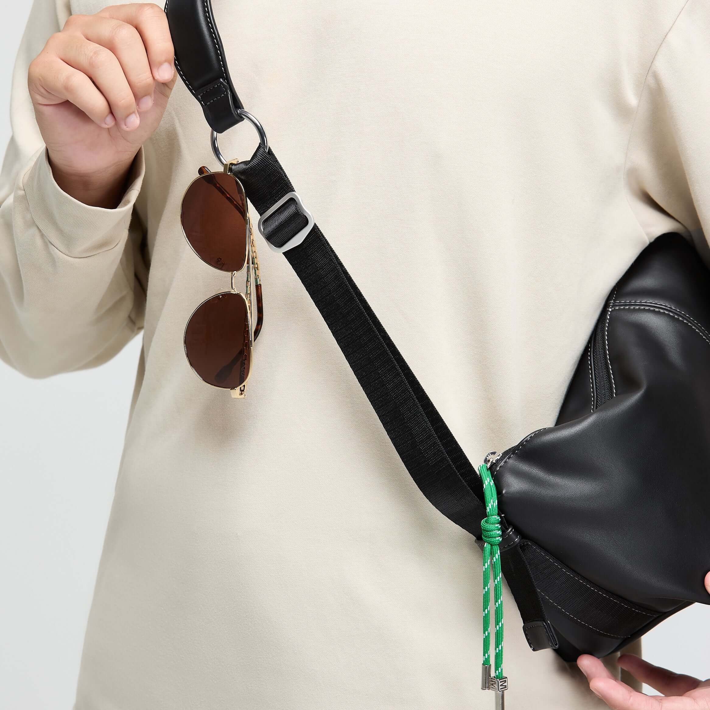 Urban Glide Crossbody bag featuring padded strap and coffee ground fabric with emerald details, ideal for urban adventures.