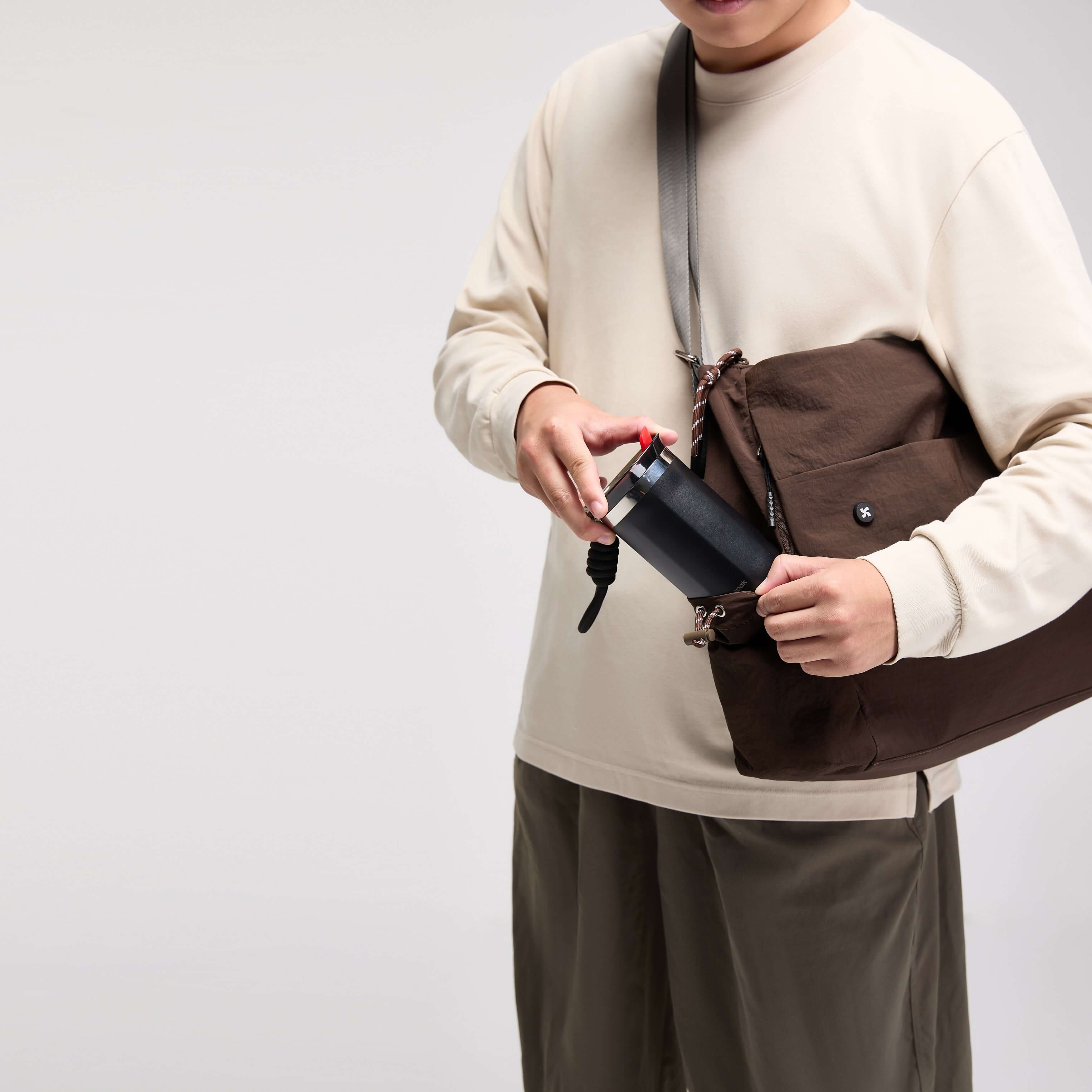 Urban user with Air Convert Tote in organic fabric, showcasing mopak new style and air comfort.