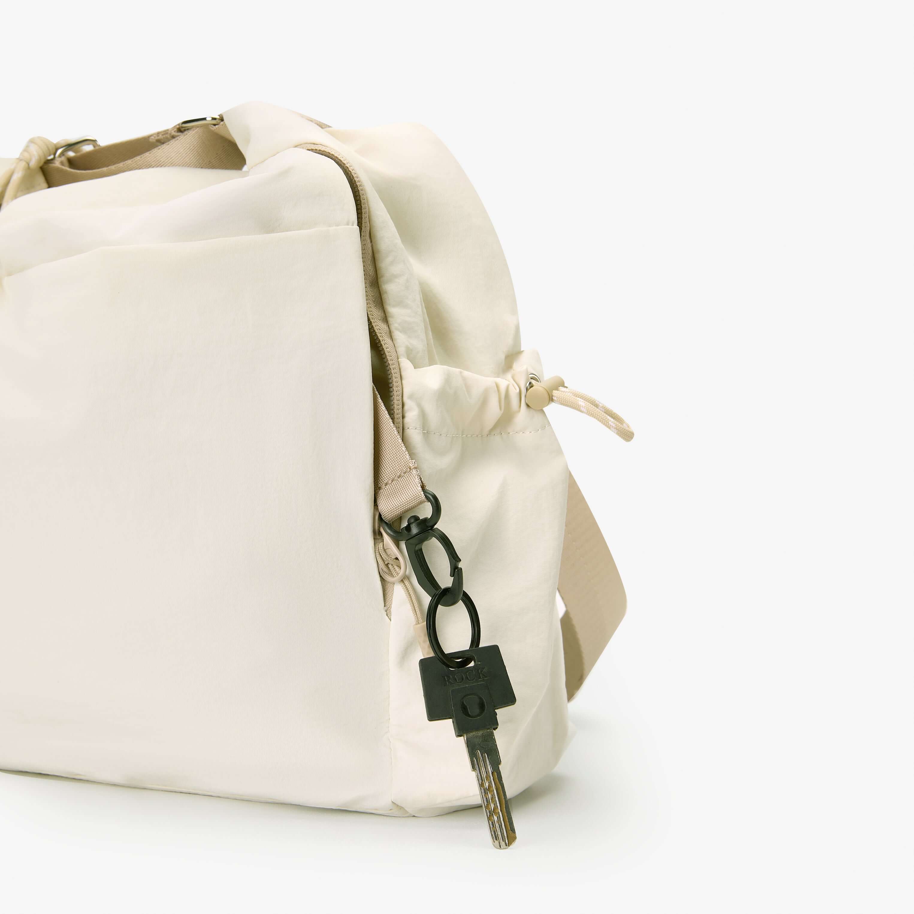 Air Convert Tote made of organic fabric, featuring a keychain detail, combining style and urban comfort.